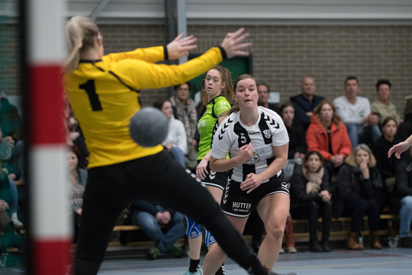 Else Lamers - op archiefbeeld tegen Heeten - hielp Nieuw Heeten aan de winst tegen Overwetering.