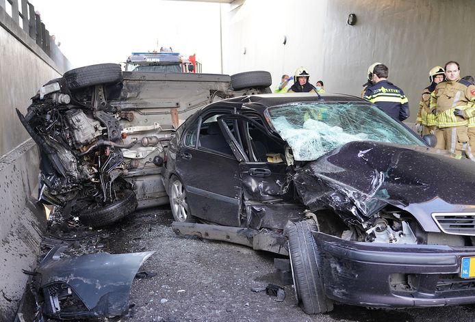 In de generaal Maczektunnel in Rijen botsten zaterdag twee auto's.