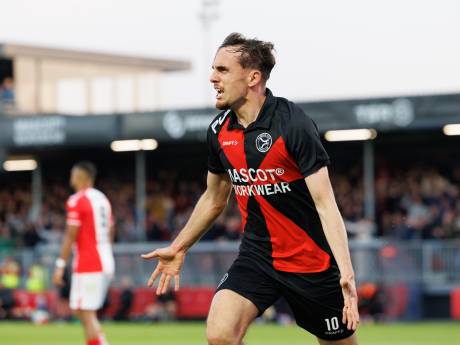 Almere City dicht bij eredivisie dankzij trefzekere Lance Duijvesteijn, Emmen moet vrezen voor degradatie