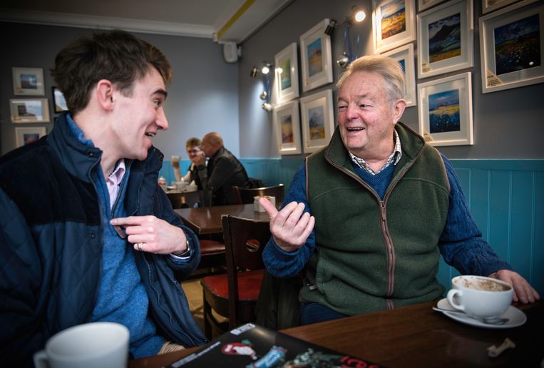 Sandy Scott (rechts) en Scott Hamilton drinken samen koffie in de brasserie Simply Scottish.  Beeld Bram Lammers