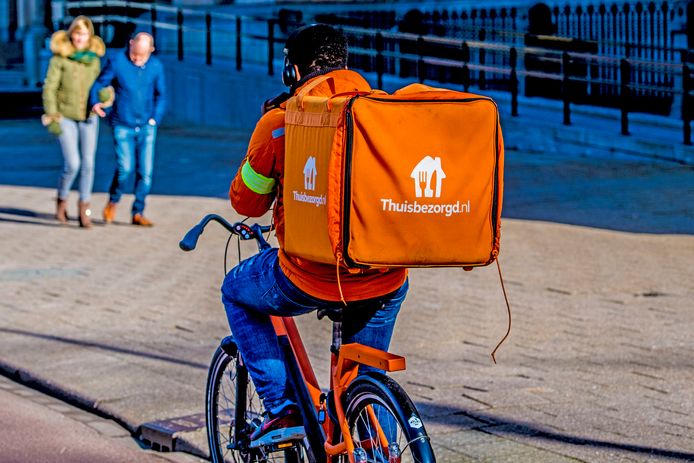 Een fietsbezorger van Thuisbezorgd.nl op archiefbeeld