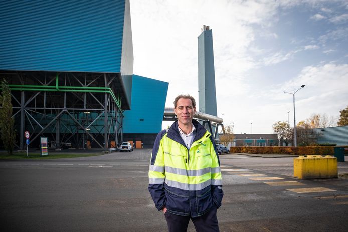 Innovatiedirecteur Bert Frowijn van Twence, met op de achtergrond de plek waar de nieuwe afvanginstallatie voor koolstofdioxide wordt gebouwd.