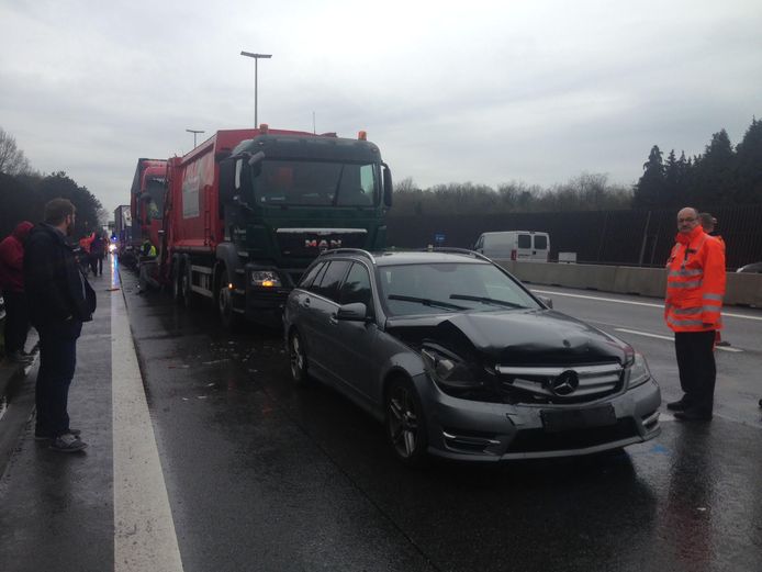 Bij het ongeval in Lummen waren vijf auto's en drie vrachtwagens betrokken.