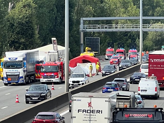 Door het ongeval is er meer dan anderhalf uur file op de E40.