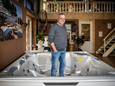 Met zijn bedrijf La Casa TopSun bouwt Bryan Peters luxe binnen- en buitenzwembaden in met name Oost-Nederland. Ook worden whirlpools en sauna’s geplaatst.