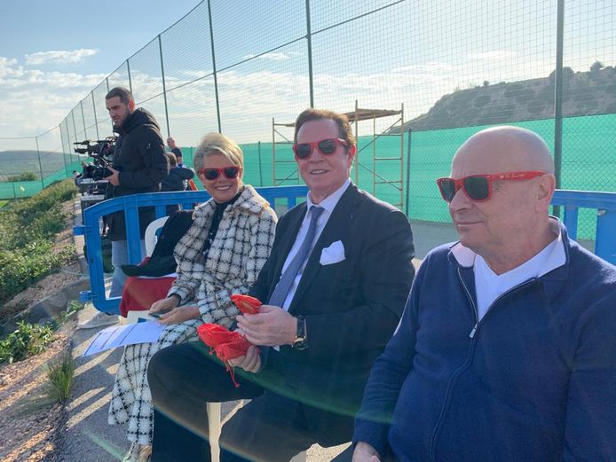 Paul Gheysens, vrouw Ria en Luciano D'Onofrio volgden gisteren de wedstrijd van Antwerp tegen Lugano met Antwerp FC-zonnebrilletjes op.