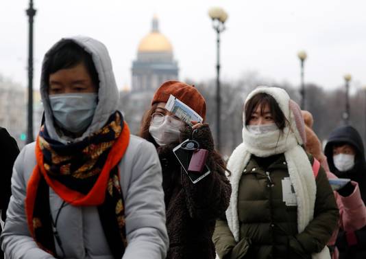 Toeristen met mondmaskers in Sint Petersburg. Rusland heeft slechts twee gerapporteerde gevallen van het nieuwe coronavirus: twee Chinezen in Siberië die er intussen weer bovenop zijn gekomen.