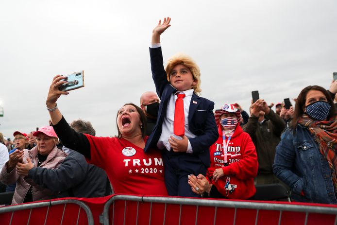 Een kind is verkleed als Donald Trump tijdens de rally in Martinsburg.
