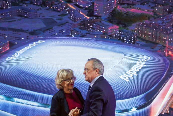 Florentino Perez (R) en Manuela Carmena, burgemeester van Madrid.