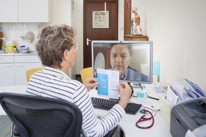 Foto ter illustratie: een huisarts houdt een online spreekuur.