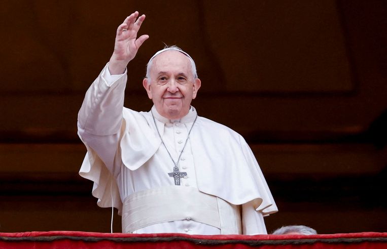 Paus Franciscus zwaait vanaf het balkon van de Sint-Pietersbasiliek in Vaticaanstad na het uitspreken van zijn kerstzegen. Beeld REUTERS