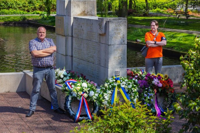 Marc Weterings (L) en Thomas Voshol zijn twee van de vrijwilligers die de pas gelegde kransen bij het Monument voor de Gevallenen bewaken.