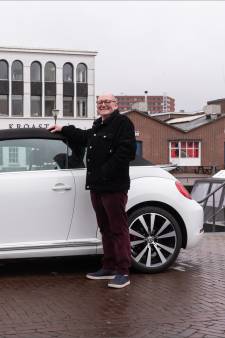 Theo is hélemaal gek van zijn Beetle: ‘Hij heeft 225 PK, dat is heel wat voor zo’n klein autootje’