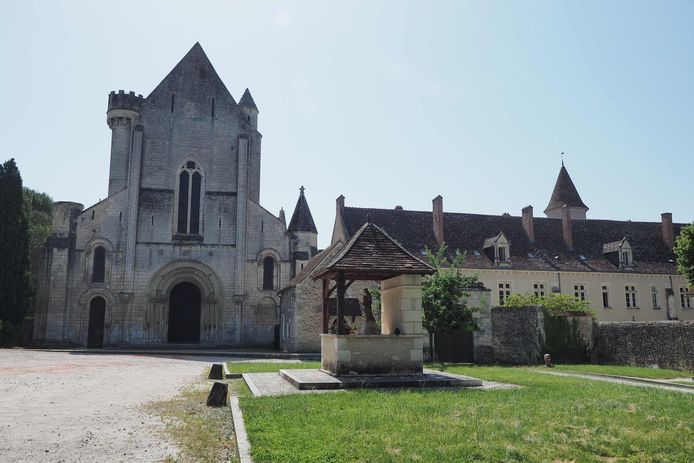 De vijfvoudige moordenaar is vanochtend overgebracht naar de benedictijnenabdij Notre Dame Abbey of Fontgombault, op zo’n 60 kilometer van Châteauroux.  Romand gaat twee jaar wonen tussen de monniken.