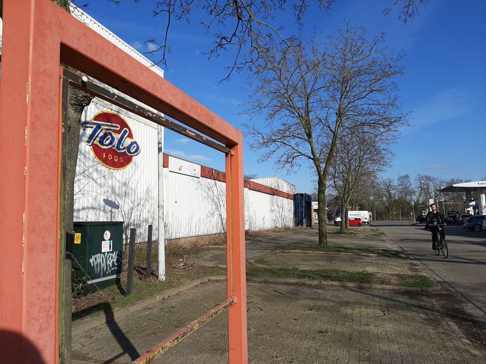 De verlaten loods van Tolo aan de Kraanvogelstraat in Wijchen.