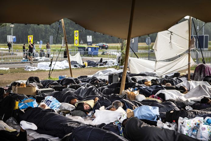 Asielzoekers slapen bij het aanmeldcentrum in Ter Apel. Voor de derde nacht op rij hebben de afgelopen nacht ongeveer 700 mensen buiten geslapen bij het aanmeldcentrum waar het al maanden druk is.