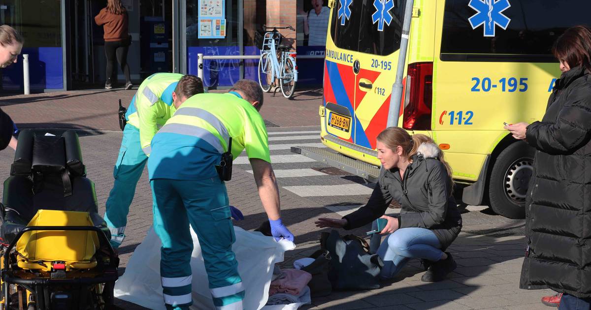 Vrouw naar ziekenhuis na aanrijding op parkeerplaats in Waalwijk.