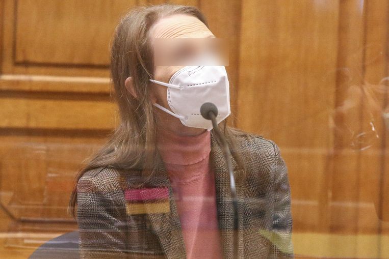 Alinda V.d.C in het Leuvense hof van assisen. Ze wordt beschuldigd van de 29 jaar oude moord op haar grootoom Jules Bogaerts (81) en groottante Jeanne Jacobs (78) in Tienen.  Beeld Photo News
