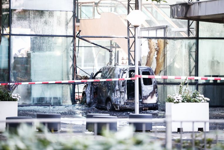 De Caddy bij de glazen pui van het TMG-gebouw in juni 2018. Beeld ANP