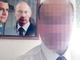 De onherkenbaar gemaakte verdachte Nikos B., voor een portret van de Russische president Poetin en oud-president Medvedev.