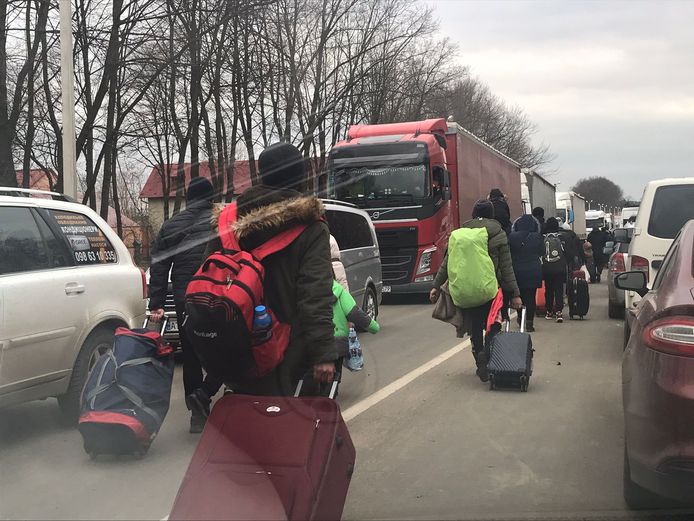 Vanuit zijn auto maakte Alex deze foto. Eindeloze rijen files en mannen, vrouwen en kinderen die lopend de Poolse grens proberen te bereiken.