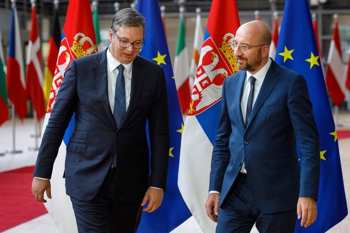 De Servische president Aleksandar Vucic met voorzitter van de Europese Raad, Charles Michel.