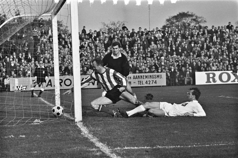 Telstar - PSV in 1965: Fons van Wissen probeert met zijn hand nog een doelpunt te voorkomen van Ger Clement van de club uit Velsen. Beeld anp