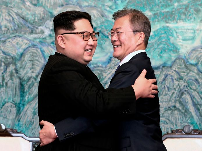De Noord-Koreaanse leider Kim Jong-un en de Zuid-Koreaanse president Moon Jae-in ontmoetten elkaar vorig jaar nog in Panmunjom, de gedemilitariseerde zone tussen beide Korea’s, voor bilateraal overleg.