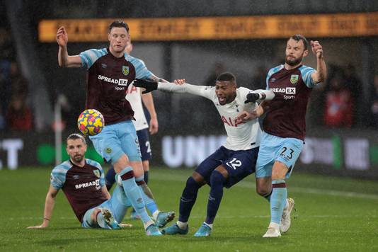Wout Weghorst en Erik Pieters in actie tegen Tottenham Hotspur.