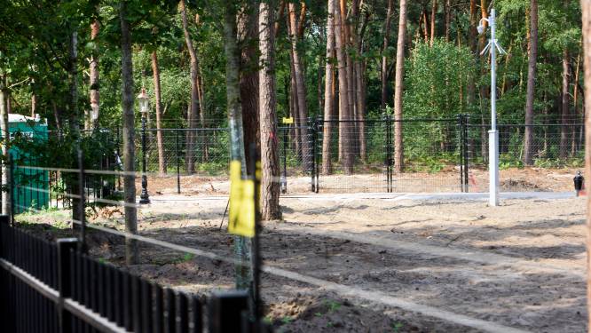 Dakar-coureur Jan de Rooy bouwt hoog hek rond zijn huis in Middelbeers, buurt boos
