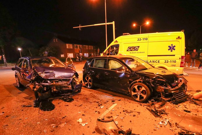 Flinke botsing op de kruising Kloosterdreef met de Europalaan in Eindhoven.
