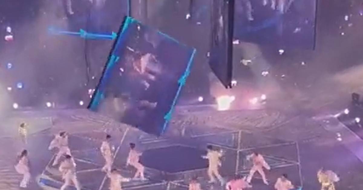 Un écran géant tombe sur scène en plein concert et écrase deux danseurs Monde 7sur7.be