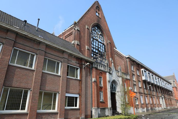 Desolate aanblik na de bluswerken: de uitgebrande kapel van de Zusters van Liefde Heule, langs de Mellestraat.