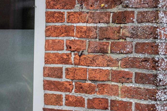 Een scheur in een woning in Westerwijtwerd, waar het epicentrum lag. Het is de op twee na zwaarste beving in de provincie Groningen als gevolg van de gaswinning.