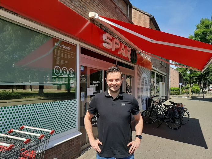 Nicky van Zoggel, de nieuwe eigenaar van de supermarkt SPAR in de Schijndelse Bloemenmarkt.