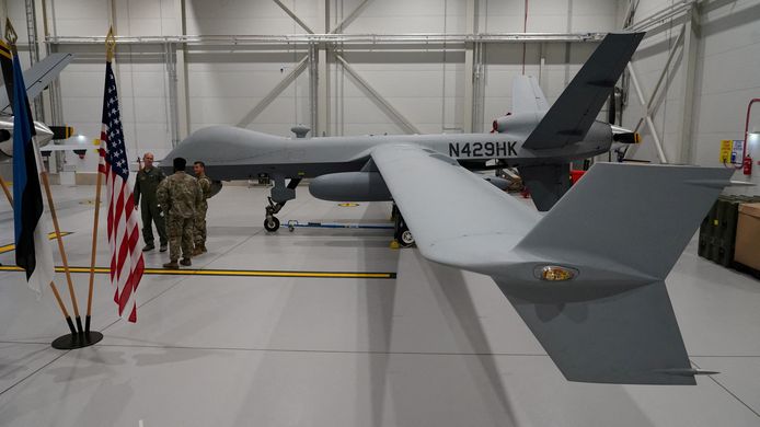 Un drone di sorveglianza MQ-9 statunitense in un hangar della base aerea di Ämari in Estonia.