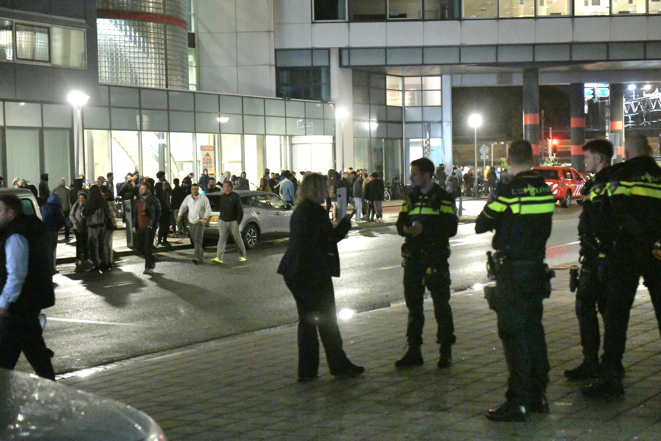 Azc Den Haag Locaties Meer dan 100 bewoners tijdelijk op straat na brand in Haags azc, vuur