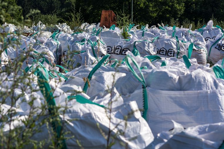 Asbestafval wordt nu nog op stortplaatsen opgeslagen in plastic zakken. Beeld Hollandse Hoogte