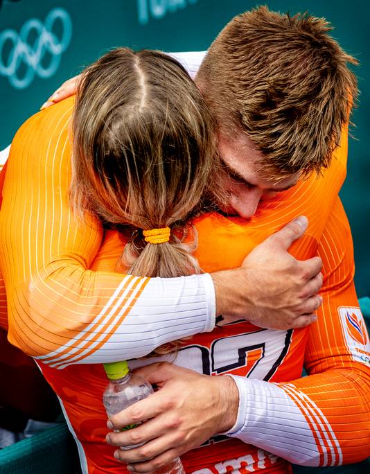Niek Kimman  omhelst bronzen Merel Smulders.