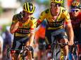 Primoz Roglic komt zwaar gehavend over de streep.