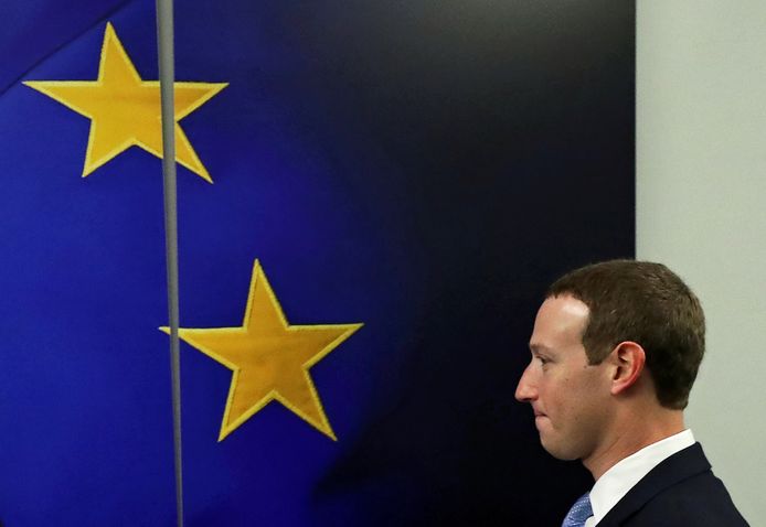 CEO van Facebook Mark Zuckerberg bij een Europese vlag in het gebouw van de Europese Commissie. Archiefbeeld.