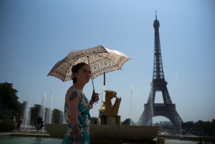 La tour Eiffel a commencé à fondre sous l'effet de la canicule à Paris ! -  Aulnaylibre !