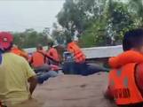 Reddingswerkers evacueren Filipijnen na zware overstromingen