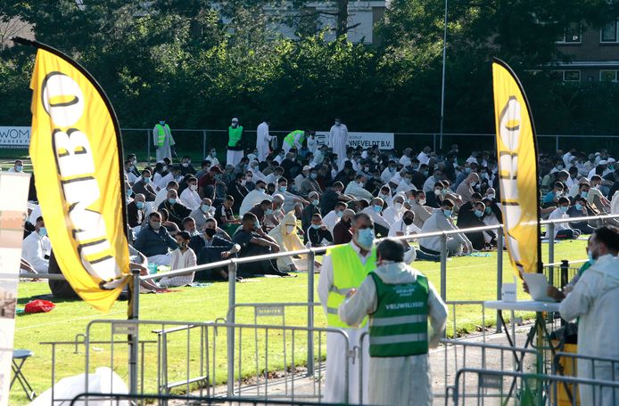Goudse moslims bidden buiten op het veld van voetbalclub GSV het offerfeestgebed