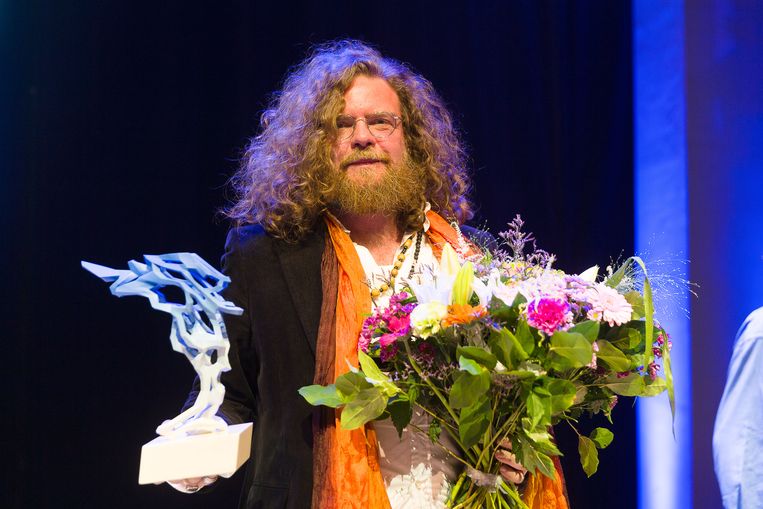 Jeroen Olyslaegers won zondag de Fintro Literatuurprijs, de voormalige Gouden Boekenuil, met zijn oorlogsroman 'Wil'. Beeld BELGA