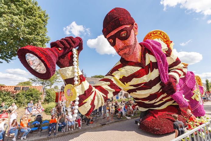 Waar het allemaal om draait: de levensgrote praalwagens van de bloemencorso’s, hier in 2018 in Sint Jansklooster.