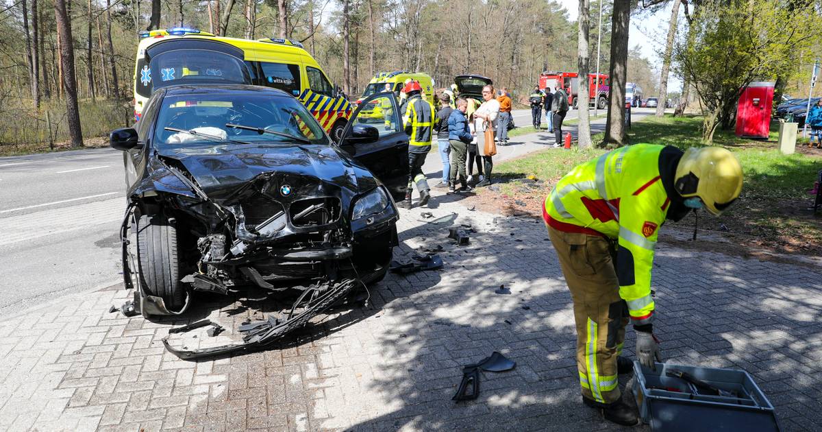 Botsing op de Beekbergerweg: drie mensen met ambulance afgevoerd.