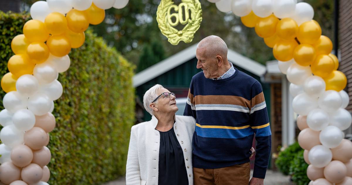 Bea (79) en Henny (83) uit Daarlerveen vieren diamanten huwelijk: ‘Nog altijd leuk om haar een beetj