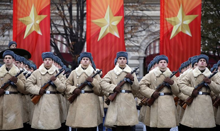 Militaire parade op het Rode Plein, Moskou. Beeld EPA, Yuri Kochetkov