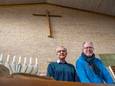 Kerkrentmeester Arno Dieleman (links) en kerkenraad-voorzitter Albert van Leeuwen met het kruis en de kandelaar, die graag meeverhuizen naar Hoek.